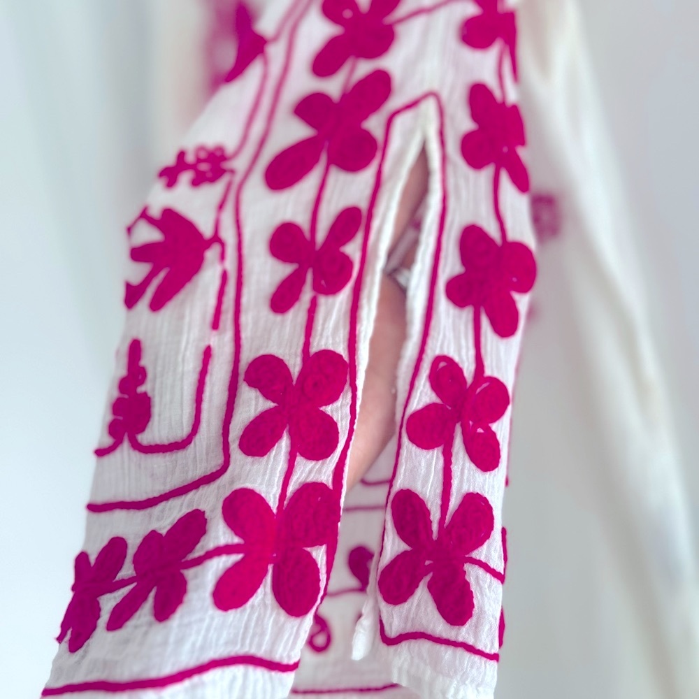 🩷Coverup 🩷Embroidered Floral - White and Fushia. Size S - Picture 7 of 8